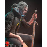 Le personnage tient une épée caractéristique de Geralt, gravée de runes et d’inscriptions dorées,