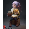 Vue d'ensemble de la figurine sur sa base caisse en bois rustique