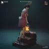Hinako avance avec courage vers son destin, incarnant l'espoir au cœur des ténèbres."