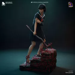 Témoin silencieux des horreurs de Silent Hill f, Hinako porte sur ses épaules le poids d'une quête qui la dépasse