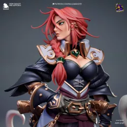 Miss Fortune dans toute sa splendeur : cheveux roux flamboyants et regard déterminé d'une capitaine impitoyable
