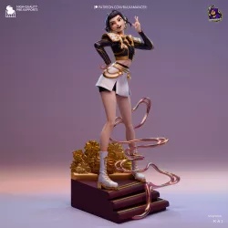 La figurine Brooklyn dans sa pose iconique. Le charisme et le style de l'idole K-Pop capturés dans une vue d'ensemble