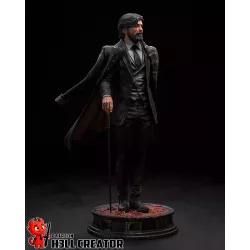 Regard perçant dans l’ombre d’un univers gothique.