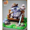 Découvrez R2-D2 comme jamais auparavant ! ce chibi le transforme en sage cowboy, accompagné de ses amis de la nature.