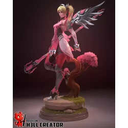 Admirez la précision des détails : des ailes mécaniques au motif floral sur son armure, chaque élément est une œuvre d'art