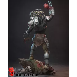 Vue de dos : présentation des éléments cachés comme la cape, les attaches ou le sac.