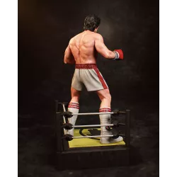Vue arrière de la figurine Rocky Balboa à peindre, montrant la pose dynamique et les volumes du personnage.