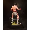 Vue arrière de la figurine Rocky Balboa à peindre, montrant la pose dynamique et les volumes du personnage.