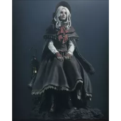 Vue détaillée de la Poupée Silencieuse Bloodborne - Découvrez le magnifique ruban rouge emblématique noué au cou,