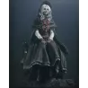 Vue détaillée de la Poupée Silencieuse Bloodborne - Découvrez le magnifique ruban rouge emblématique noué au cou,