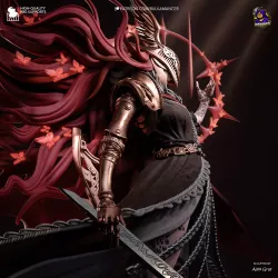 Le heaume draconique, la prothèse dorée articulée et le kimono noir créent une silhouette inoubliable