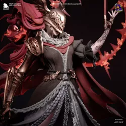 Gros plan sur l'armure articulée du bras gauche de Malenia.