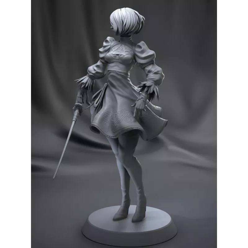 Chevelure sculptée avec des mèches dynamiques et un ruban finement détaillé ajoutant du mouvement à la silhouette.