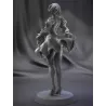 Vue arrière de la figurine mettant en valeur les détails du costume, les textures sculptées et la posture dynamique avec l’épé