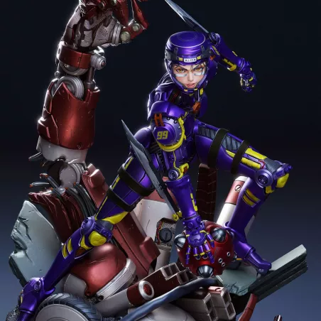 Figurine d’Alita (Gally) en posture de combat, perchée sur des débris mécaniques issus d’un robot détrui