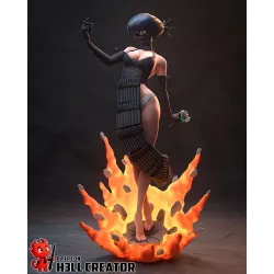 Le contraste saisissant entre la chemise blanche immaculée et le bras explosif texturé est particulièrement visible.