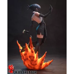 On distingue parfaitement la ceinture de munitions ceignant sa taille, ainsi que les plis réalistes de sa jupe plissée