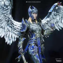 Détail des ailes imposantes de Dame Aylin, symbole de puissance sacrée