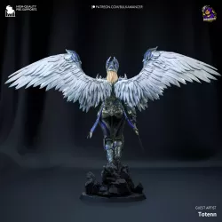 Vue arrière révélant la finesse des plumes et la dynamique de la sculpture.