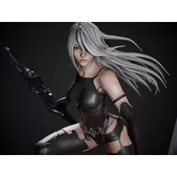A2 NieR Automata, la gerrière futuriste se dresse victorieusement au‑dessus de machines vaincues,