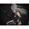 A2 NieR Automata, la gerrière futuriste se dresse victorieusement au‑dessus de machines vaincues,
