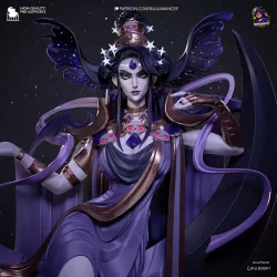 Gros plan sur le visage de la figurine Nyx, sa couronne étoilée et ses ailes de nébuleuse.