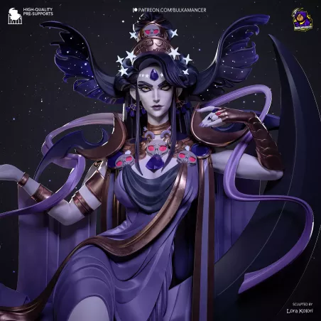 Gros plan sur le visage de la figurine Nyx, sa couronne étoilée et ses ailes de nébuleuse.