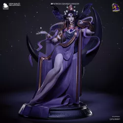 Figurine de Nyx du jeu Hades à peindre, assise sur son trône en croissant de lune.