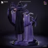 Vue de profil de la figurine Nyx montrant la forme du trône en croissant de lune.