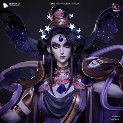 Chaque détail, de la couronne ornée de crânes aux ailes cosmiques, est une invitation à la créativité et à la précision