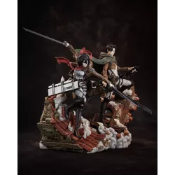 Le visage concentré de Mikasa, son écharpe rouge iconique flottant au vent, capture toute l'intensité de l'action.