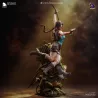 Cette sculpture saisit un instant de pur dynamisme, montrant Lara Croft se balançant au cœur de la jungle,