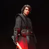 Sculpture hyper-réaliste : Le conflit intérieur d'Anakin est palpable dans son regard.