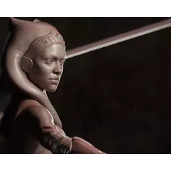 Un visage empreint de sagesse. Le regard concentré et les traits fins d'Ahsoka témoignent de sa maturité.
