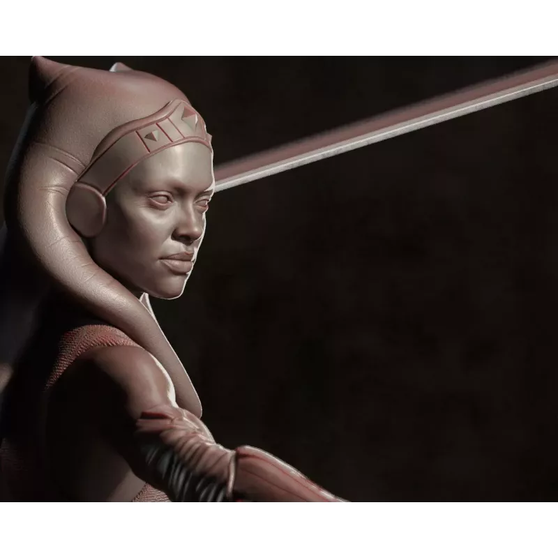 Un visage empreint de sagesse. Le regard concentré et les traits fins d'Ahsoka témoignent de sa maturité.