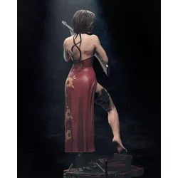 Une apparition en rouge avec sa fidèle mitraillette Thompson. Un look iconique pour la légendaire Ada Wong.