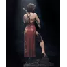 Une apparition en rouge avec sa fidèle mitraillette Thompson. Un look iconique pour la légendaire Ada Wong.
