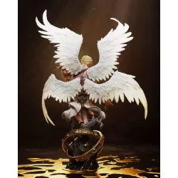 Gros plan sur le déploiement des ailes. La texture de chaque plume et le détail des yeux mystiques se montre exceptionnelle