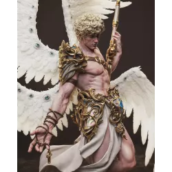 la garde richement décorée de son arme sont autant de détails qui donnent vie et caractère à la figurine