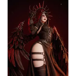 Les sangles de cuir qui dévoilent sa peau contrastent avec la texture acérée de ses immenses ailes noires