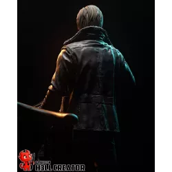 De dos, la texture de la veste se montre remarquable