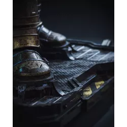 Une pièce de caractère, pensée pour sublimer les effets métalliques et lumineux.