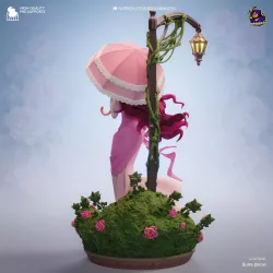 Un jardin miniature d'une richesse incroyable... Rosiers en fleurs, gazon velouté et réverbère vintage recouvert de lierr