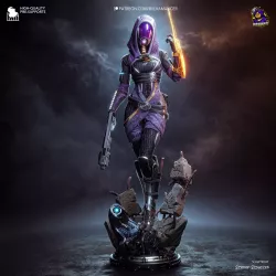 Tali’Zorah nar Rayya Mass Effect — Pose dynamique violette avec épée dorée, pistolet et socle débris mécaniques