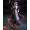 Pose dynamique de Fern : regard perçant, robe blanche sous cape, staff butterfly-. Base avec branches torsadées et gemmes glowy