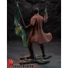 La vue de dos souligne les détails du manteau