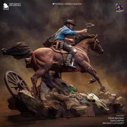 Sur un sol jonché de crânes et de roches arides, Arthur Morgan fonce vers son destin, revolver au poing"