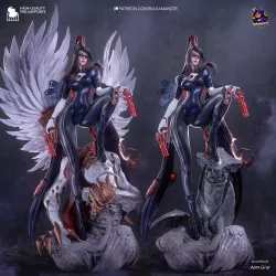 Quatre pistolets, des ailes majestueuses et une posture de déesse.