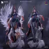 Quatre pistolets, des ailes majestueuses et une posture de déesse.