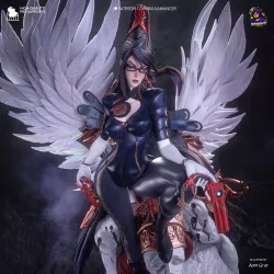 Avec ses quatre pistolets, ses ailes majestueuses et sa base sculptéecette figurine est un chef-d'œuvre